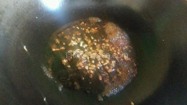 蒜末出香味后关火倒少许生抽