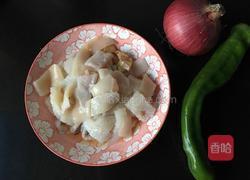 洋葱青椒鱿鱼花的做法图解1