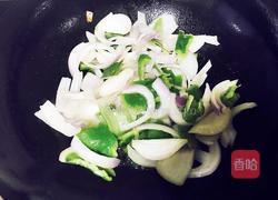 洋葱青椒鱿鱼花的做法图解6