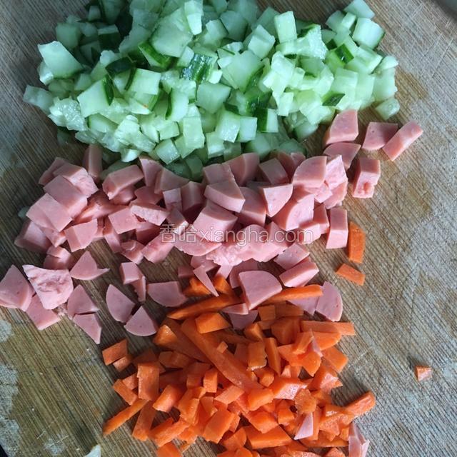 蔬菜切丁备用