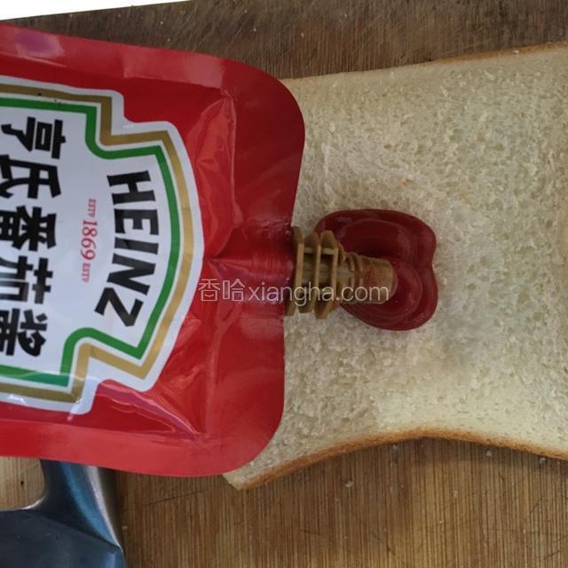 吐司挤上番茄酱
