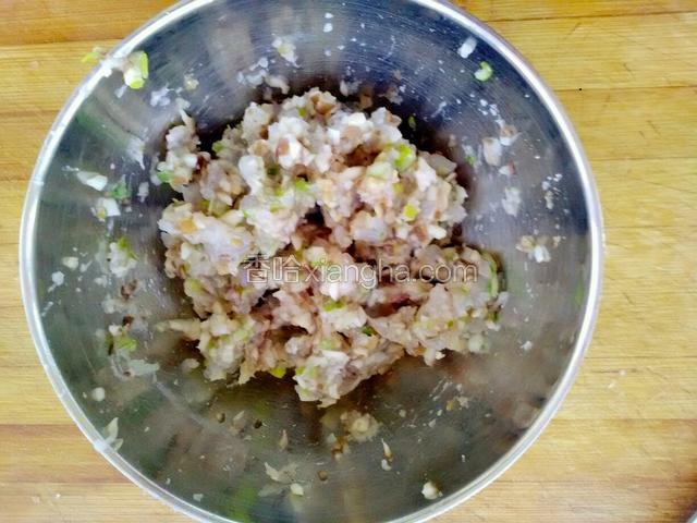 切好放碗里，加入盐味精搅拌均匀。
