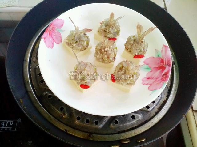 放蒸锅大火蒸5到6分钟就可以