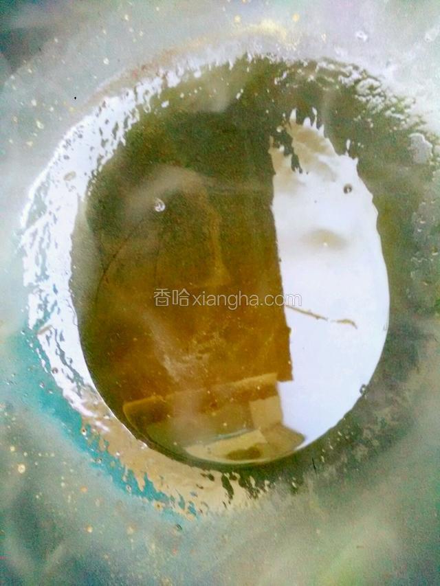 锅里放少许油，烧开放入蒸虾球的汁。加入盐味精。勾芡即可。
