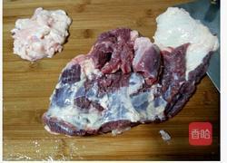 胡萝卜烧牛腩的做法图解1