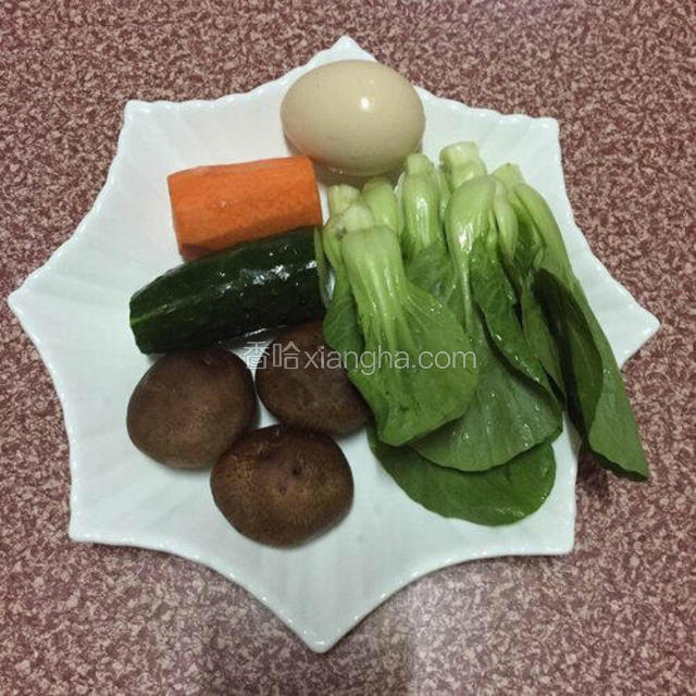 把油菜，青瓜，胡萝卜，香菇洗净备用，鸡蛋一个
