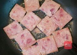 午餐肉煎鸡蛋的做法图解3