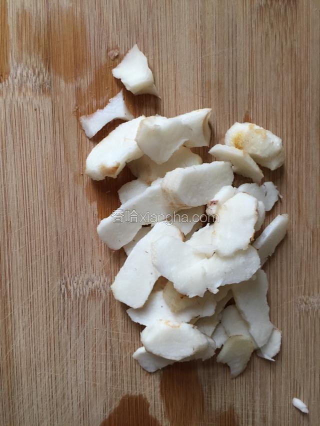 马蹄去皮洗净切片。