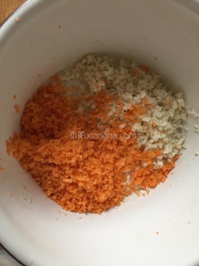 胡萝卜和马蹄分别剁成碎末。