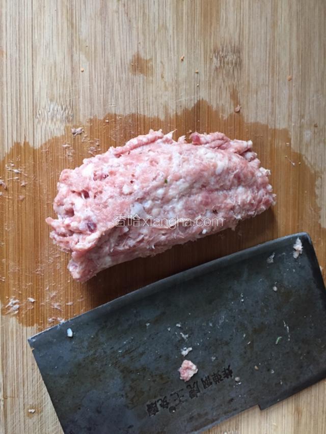 猪肉剁末。