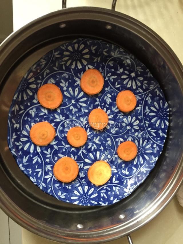 上锅蒸的时候盘子垫上胡萝卜，防粘。