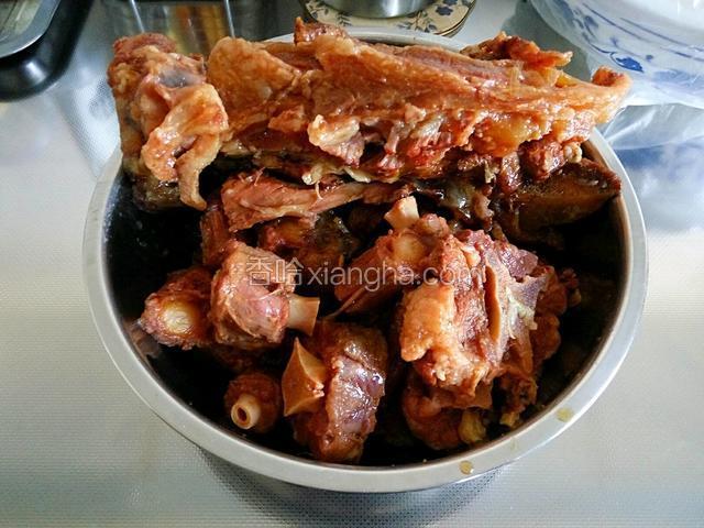 然后把牛尾放入凉水锅中开锅去掉浮沫，把所有调味料放入，开锅后盖上盖小火炖2小时，然后捞出备用