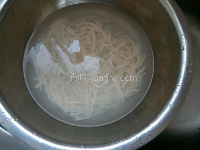 豆腐丝过开水，去豆腐腥味