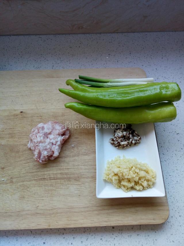 准备好材料，土豆，香菇，葱，五花肉切末备用