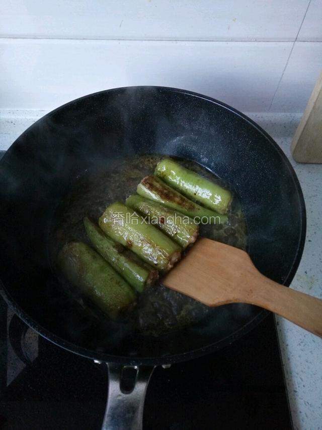 勾薄芡，加盐，鸡精调味迅速出锅