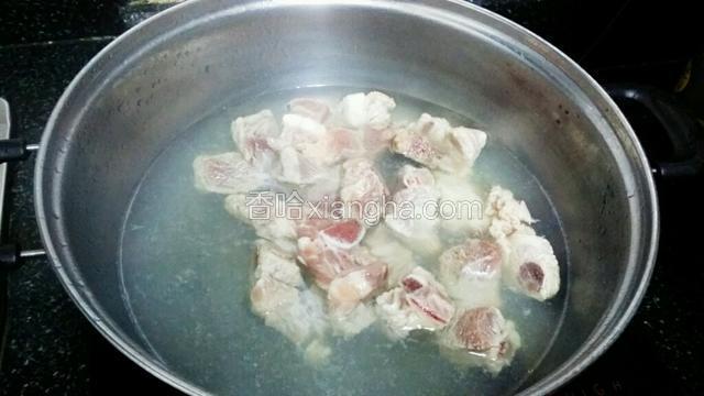 把排骨冷水下锅，水开了，关火即可，沸水备用