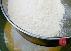 戚风杯子蛋糕的做法图解4