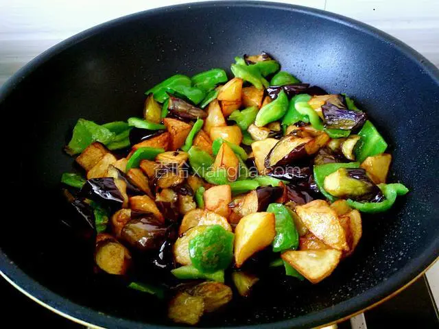 放入炸好的土豆、茄子