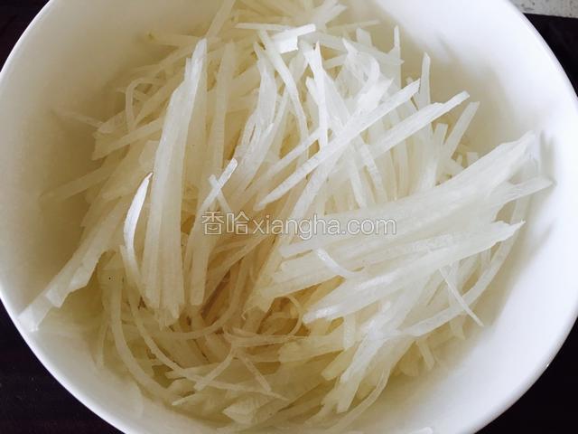 放入适量的盐拌匀放置一会儿