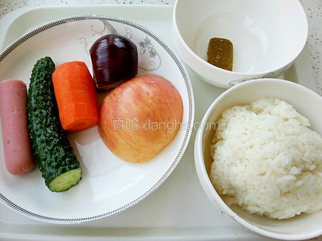 准备食材：胡萝卜去皮洗净；黄瓜、洋葱、苹果洗净；咖喱也可以用粉状的