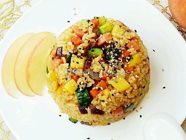 盛盘，撒点芝麻点缀（这步可有可无哦）