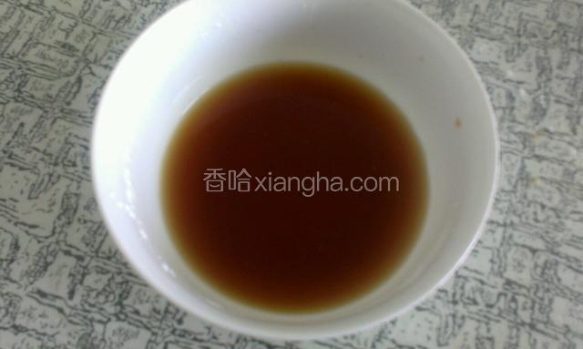取一小碗，放醋，盐，生抽，糖，三勺水淀粉，搅匀