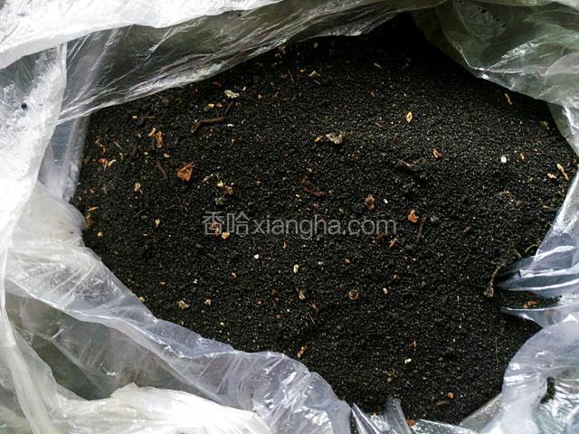 准备一包盐，家常炒菜用的，我这个是之前糖炒板栗用过几次的所以成黑色了。