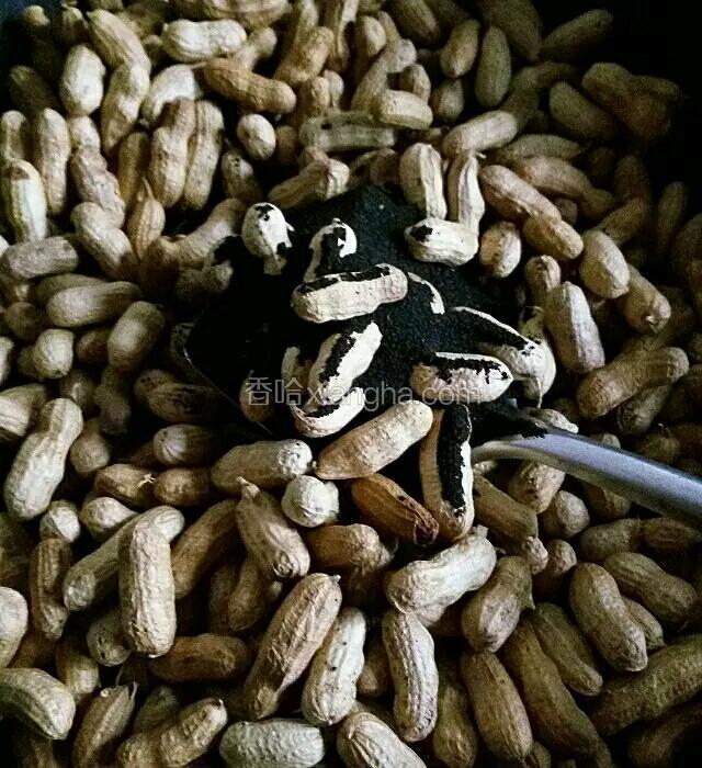 铁锅擦干水分，倒入盐和生的花生，中小火不停翻炒至花生水分变干出香味即可，这个过程大概二十分钟的样子。（如果花生多时间就长点，花生少的话十几分钟，不确定是否好的时候可以边炒边尝。）