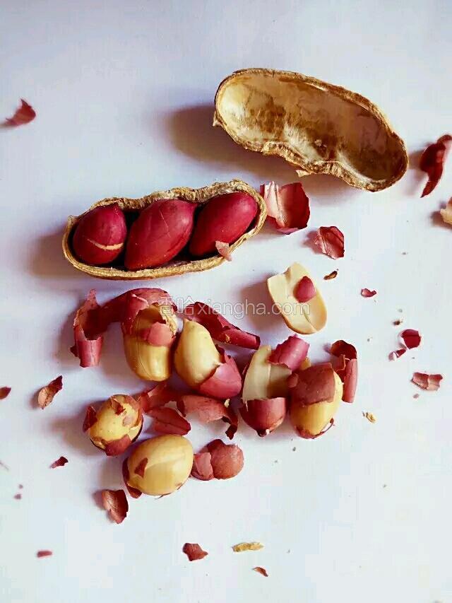 花生的红衣基本上轻轻一捏就落了。