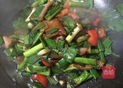 大蒜炒腊肉的做法图解9