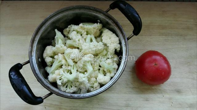 菜花洗净掰成小朵，西红柿洗净备用
