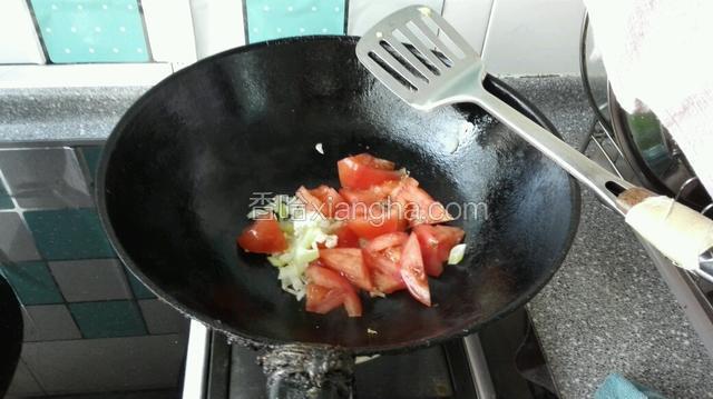 然后下入西红柿块翻炒岀汁
