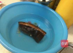 四川腊肉炒蒜苔的做法图解2