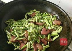 四川腊肉炒蒜苔的做法图解7