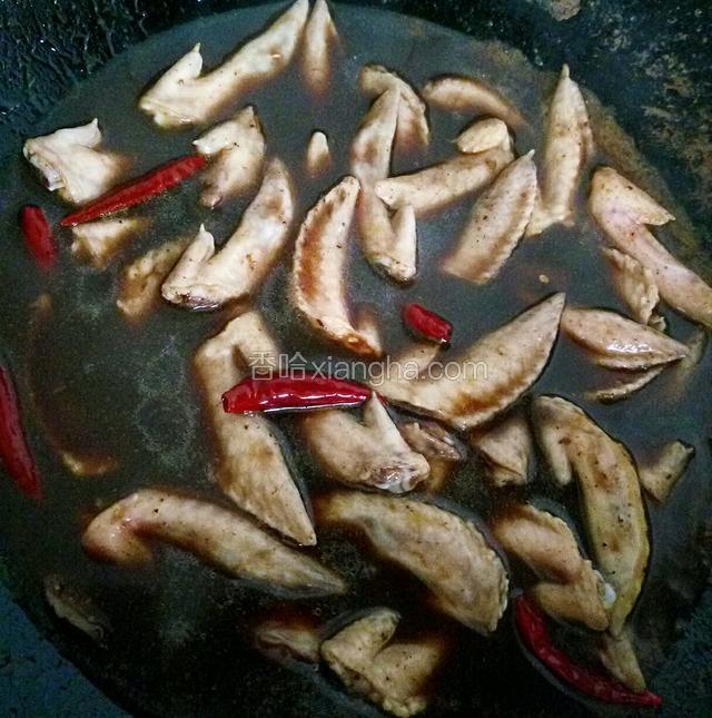 卤汁煮开后倒入鸡翅，香葱打个结加入，大火煮开后转小火煮十分钟熟后关火泡十五分钟