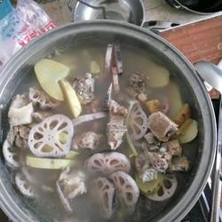 排骨莲藕土豆汤的做法[图]