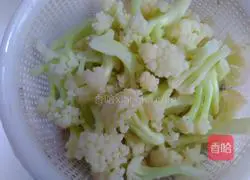 Illustration of how to make tomato sauce and cauliflower 5