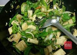 辣椒炒冻豆腐的做法图解5