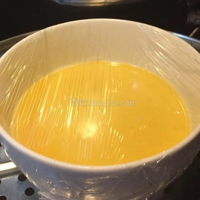 盖上保鲜膜，扎均匀的孔透气，防止水蒸气进入
