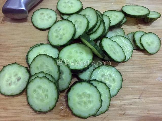 黄瓜切片，最后斜切三片黄瓜片，黄瓜留尾巴大概6-8厘米备用
