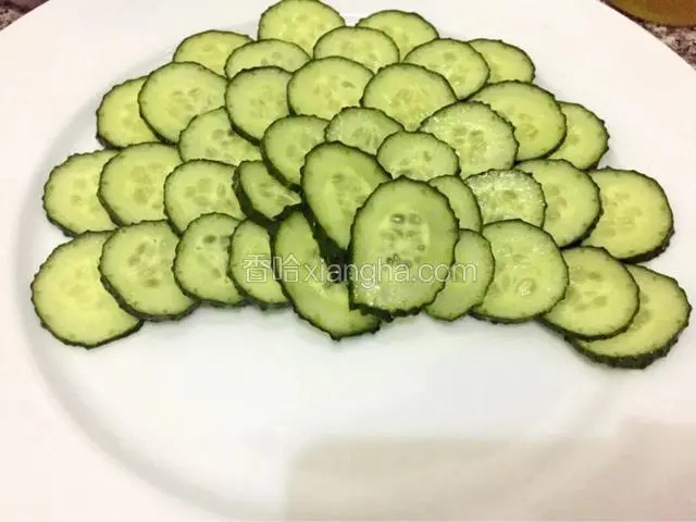 最后收口的时候把斜切的黄瓜片竖着摆好
