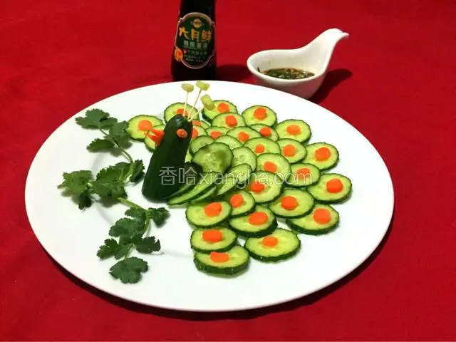 凉拌酱油，醋，香油，白糖，蒜末，香菜放入容器中搅拌均匀，吃的时候均匀的淋在孔雀上，美丽的孔雀味道棒棒哒
，用香菜点缀，美丽的孔雀开屏，有没有惊艳到你。