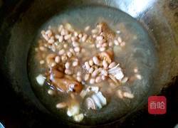 花生焖猪脚的做法图解3