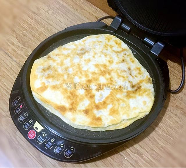 待一面烙至金黄色将肉饼翻面，再选择馅饼档并关盖。