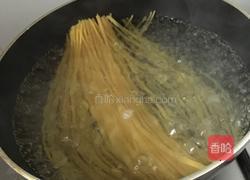 奶油培根意面的做法图解2