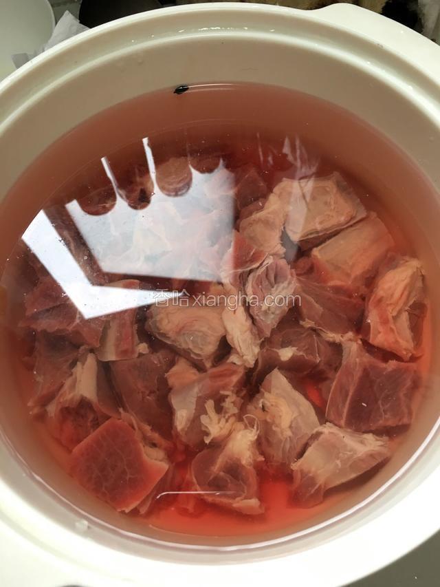 牛腱肉切块浸水1小时，泡出血水