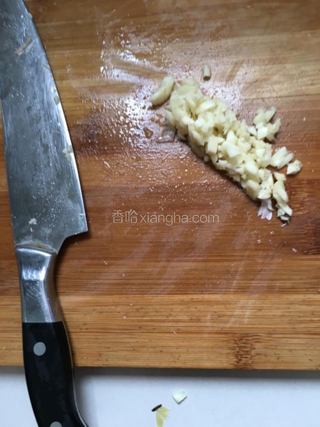 蒜切碎备用