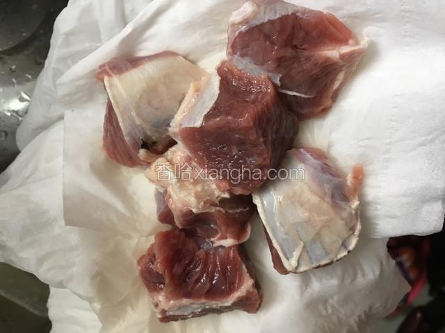 牛肉用厨房纸擦干净