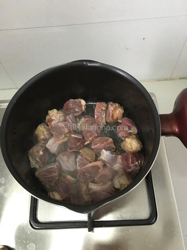 牛肉下锅烧成棕褐色