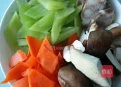 腊肠炒时蔬的做法图解1